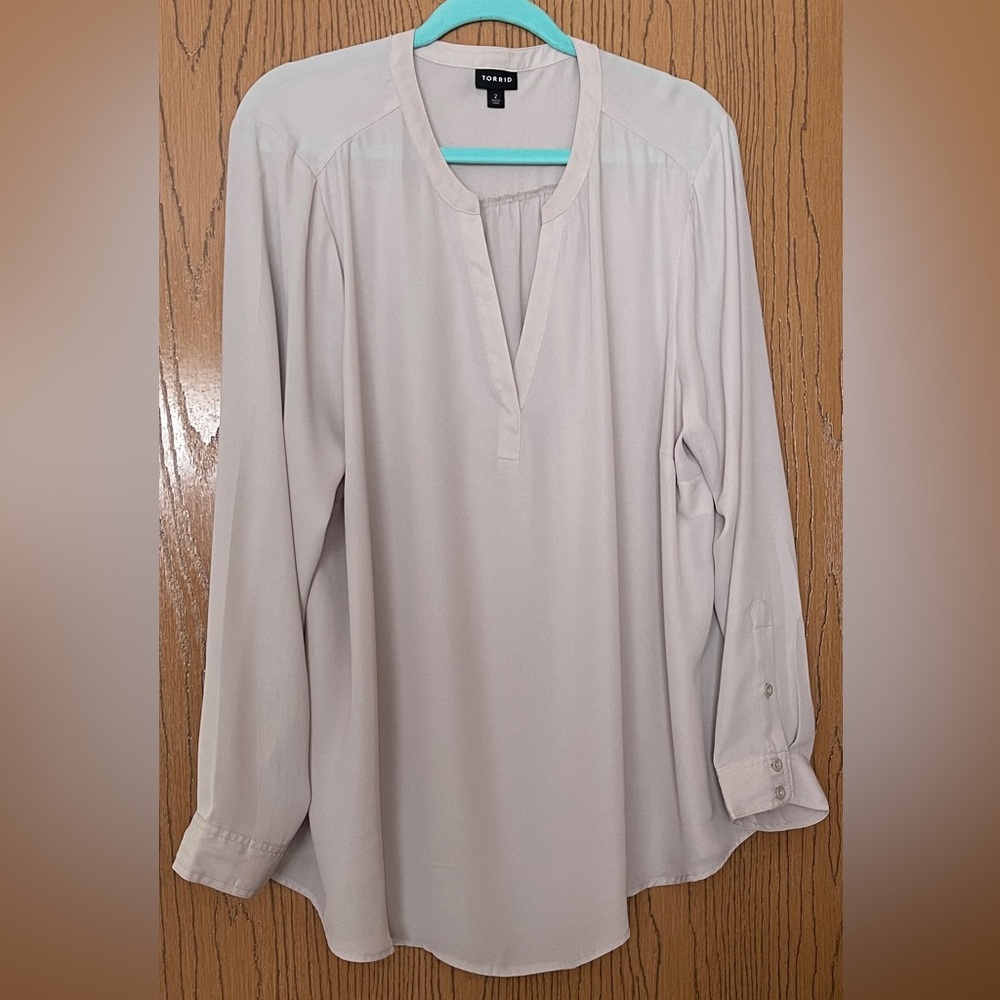 Beautiful Pale Gray Flowy Blouse size 2X